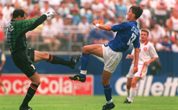 Zubizarreta despeja ante Dino Baggio en el España-Italia de Estados Unidos 94.  Getty
