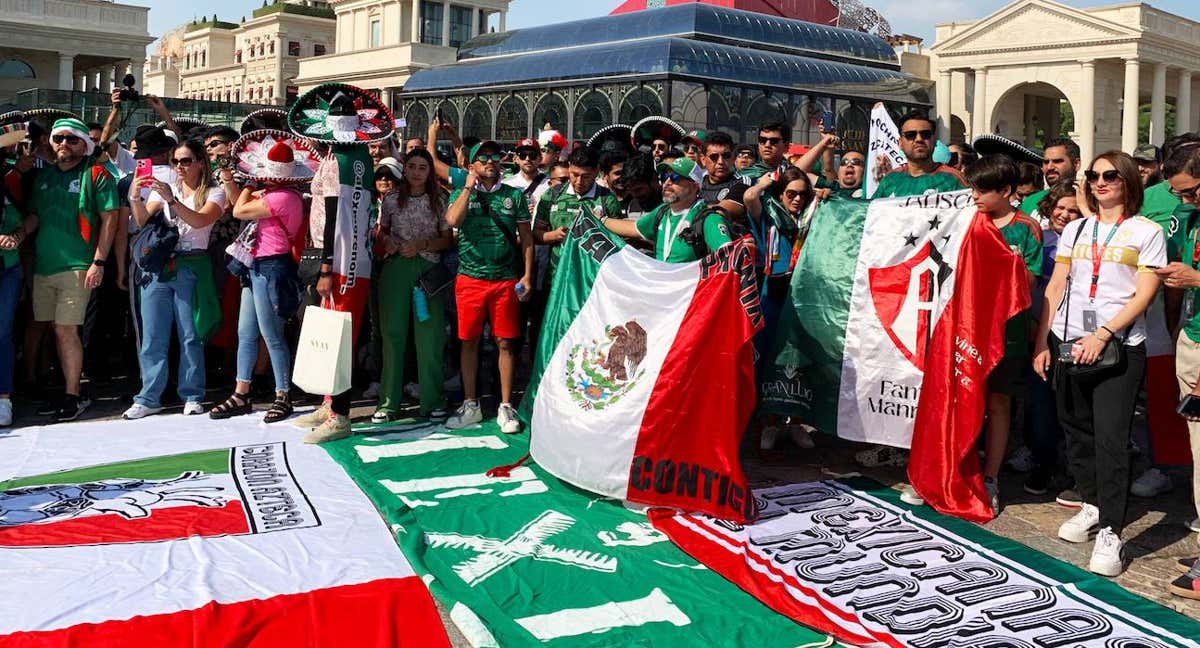 Aficionados mexicanos en Catar. /SALVADOR FENOLL