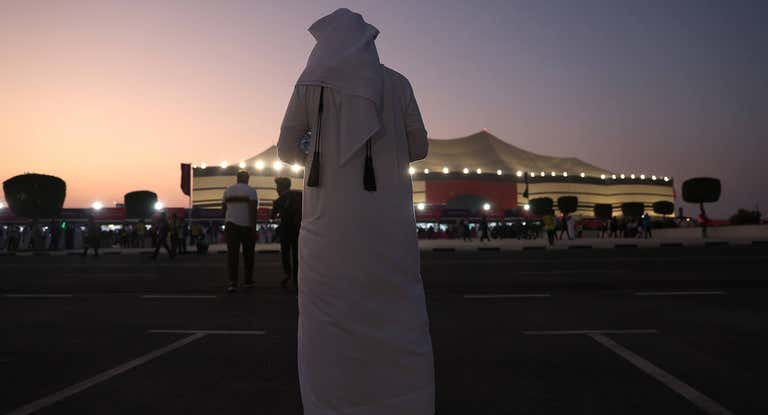 Un ciudadano catarí antes de entrar al estadio Al Bayt donde tuvo lugar el partido inaugural.