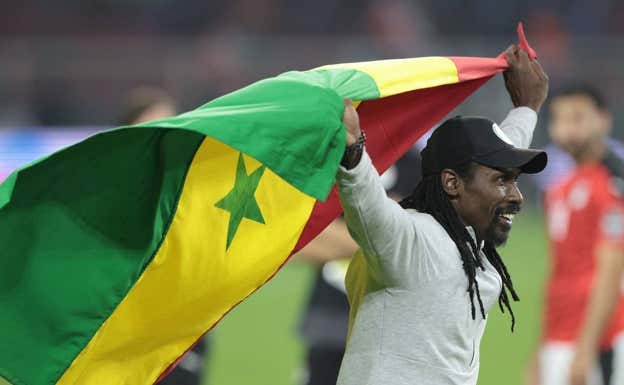 Cissé celebra con la bandera senegalesa el título de la Copa de África. Getty Images