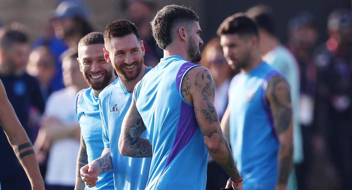 Leo Messi, sonriente, entre Papu y De Paul, en el entrenamiento de Argentina./Getty