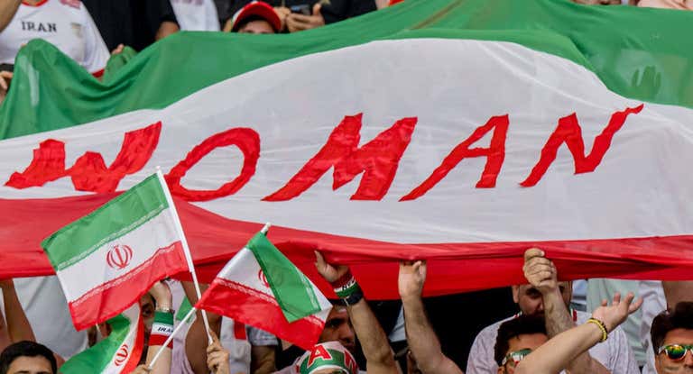 Aficionados de Irán protestan en el partido ante Inglaterra.