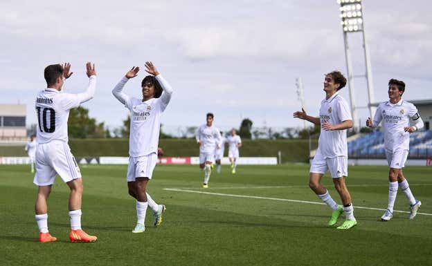 Arribas celebra un gol con Peter, Noel y Dotor. Getty