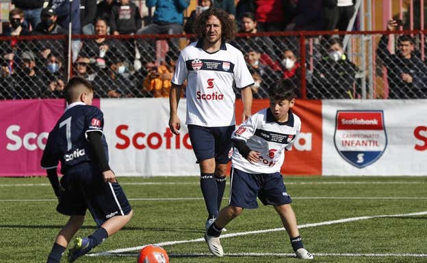 Puyol, en un partido con niños. GETTY