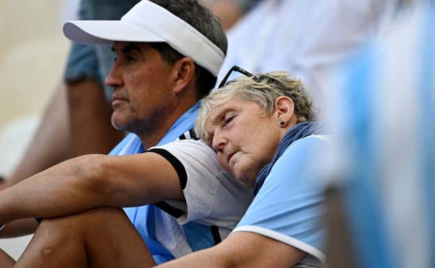 Una pareja de aficionados de la albiceleste. AFP