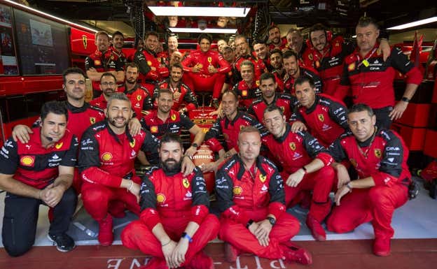 Foto de familia de Carlos Sainz con sus mecánicos en Abu Dhabi.  Ferrari