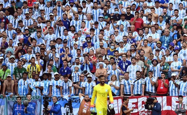 Los aficionados argentinos tras el segundo gol saudí. AFP