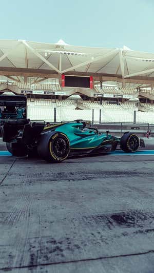Fernando Alonso sale de boxes en el test de Abu Dhabi.  Aston Martin