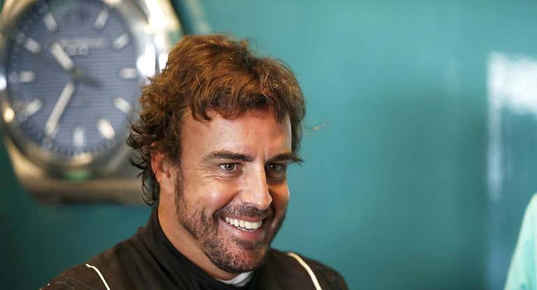 Fernando Alonso sonríe antes de subirse al AMR22 de Aston Martin en Abu Dhabi.