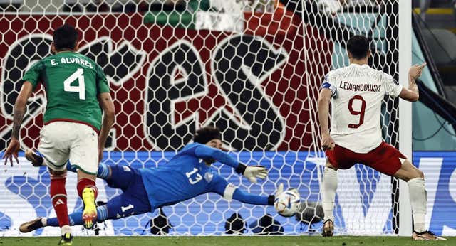 Ochoa le gana el pulso Mundial a Lewandowski