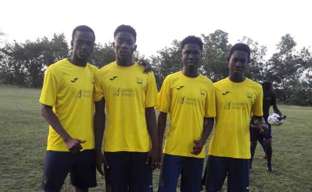 Salisu, junto a compañeros de African Talent Football Academy. Relevo