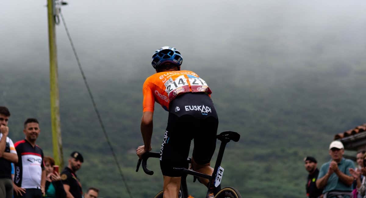 Un ciclista de Euskaltel-Euskadi escala el Colláu Fancuaya durante la pasada edición de la Vuelta a España. /FRAN REYES
