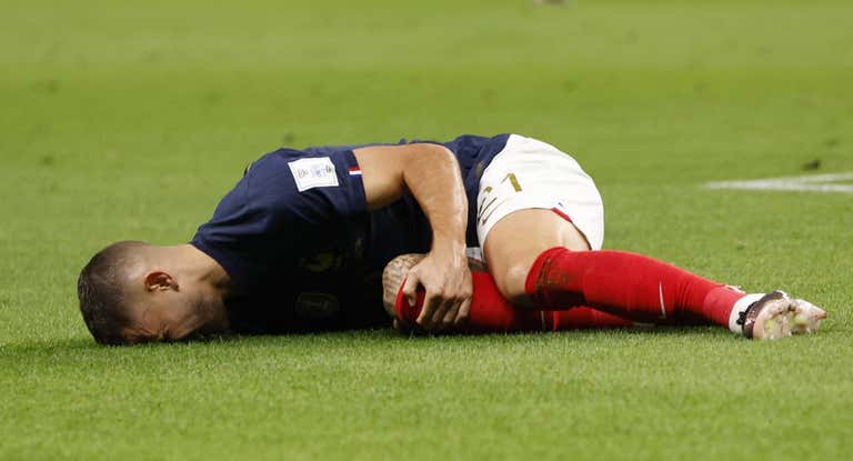 Lucas Hernandez se duele de su rodilla derecha tras lesionarse ante Australia.