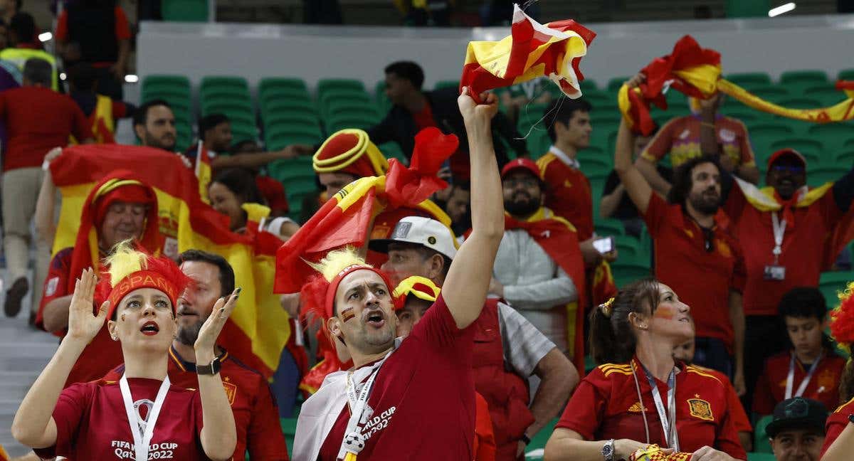 La afición española anima a la Selección en Doha./EFE