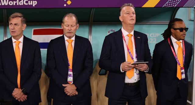Louis Van Gaal recupera las gafas y las rastas más famosas del fútbol