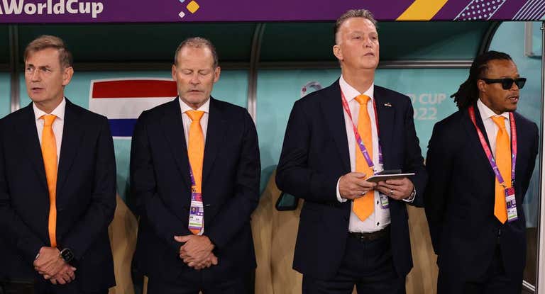 Edgar Davids, junto a Van Gaal en el estreno mundialista ante Senegal.