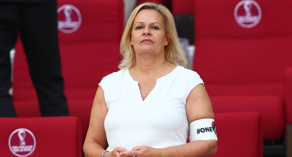 Nancy Faeser lleva el brazalete 'One Love' durante el reciente Alemania - Japón.