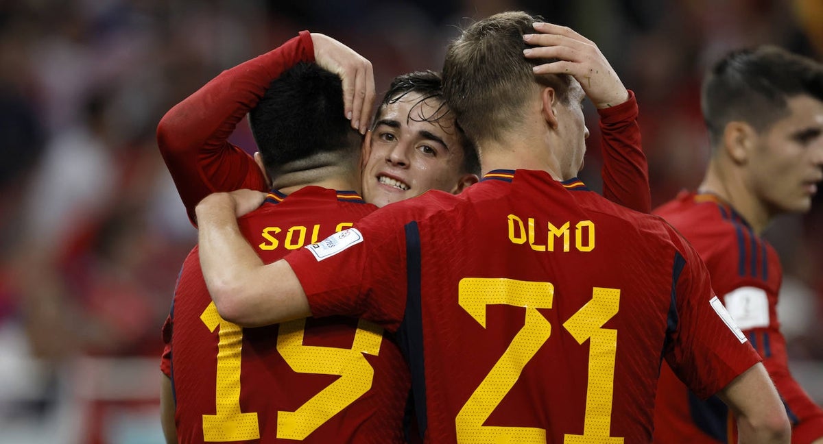 Gavi es felicitado por Soler y Olmo tras su gol a Costa Rica.