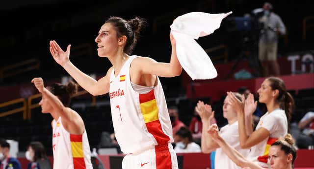 España se toma en serio el trámite ante Islandia y vence con autoridad