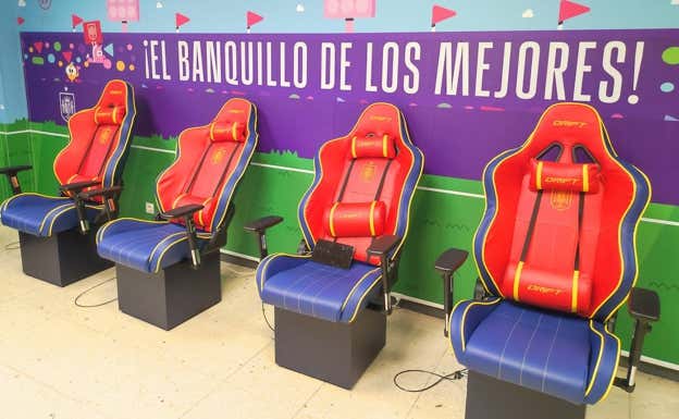 La sala de oncología infantil del Hospital de La Paz, con los sillones del banquillo de la Selección.  Relevo