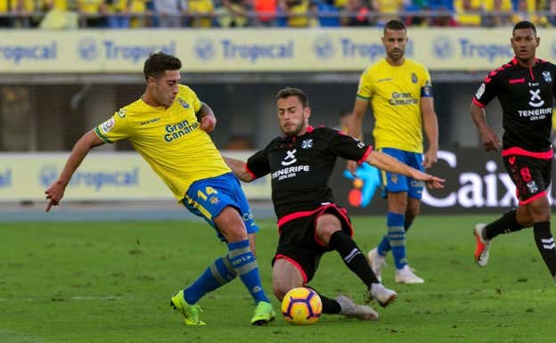 Una jugada del partido Las Palmas-Tenerife de 2018. EFE