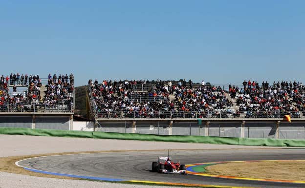 Fernando Alonso y los miles de aficionados en los test de Valencia 2010, su estreno con Ferrari.  Getty Images