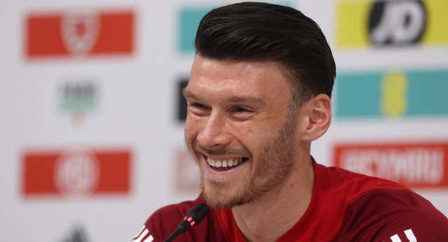 La solución de Gales: balones a Kieffer Moore