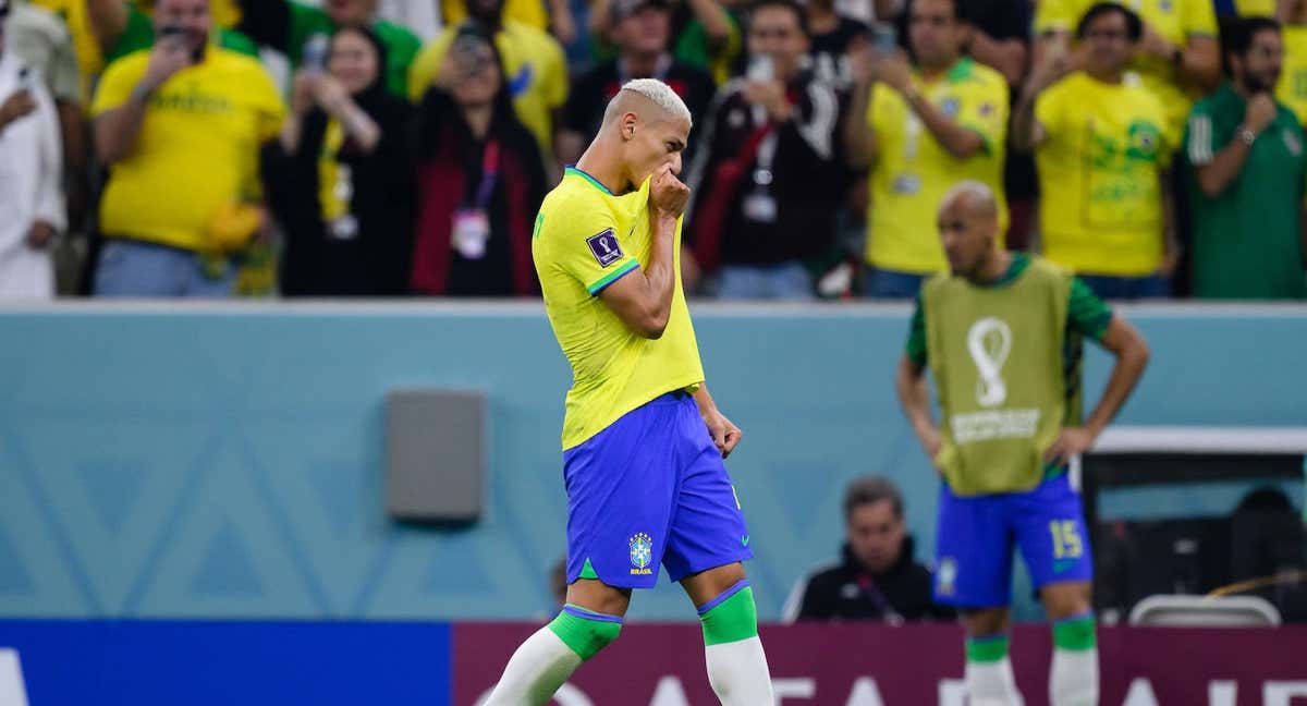 Richarlison celebra uno de sus goles ante Serbia./GETTY