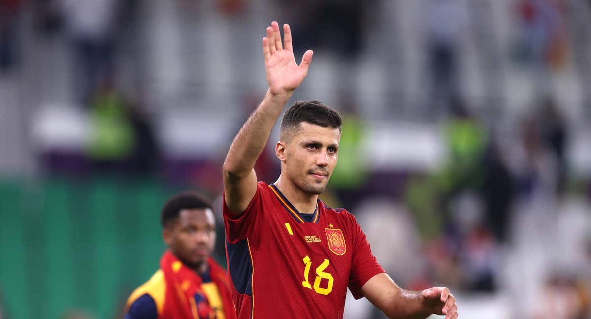 Rodri saluda a la afición en el debut de España en Catar.