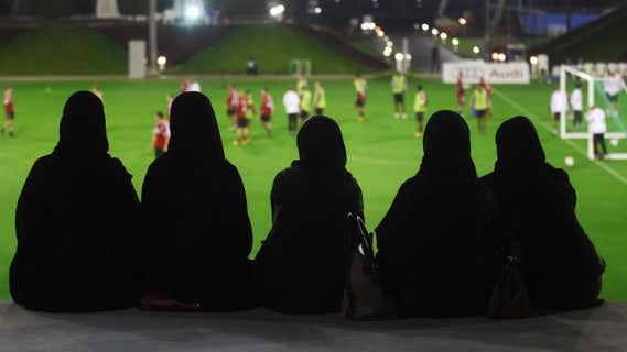 Un grupo de mujeres cataríes presencian un entrenamiento durante el Mundial de Catar. /Getty