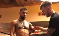 Ilia Topuria se da un baño de masas antes del UFC 282