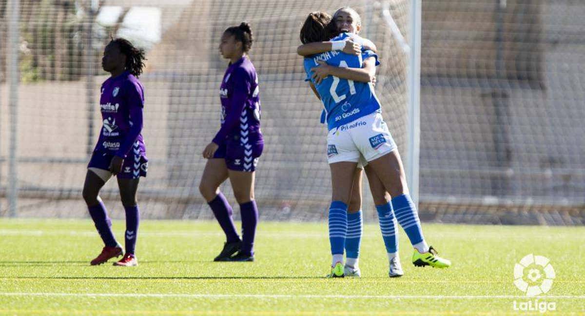 Las jugadoras del Alhama se abrazan tras sumar la primera victoria de su historia en la Liga F.