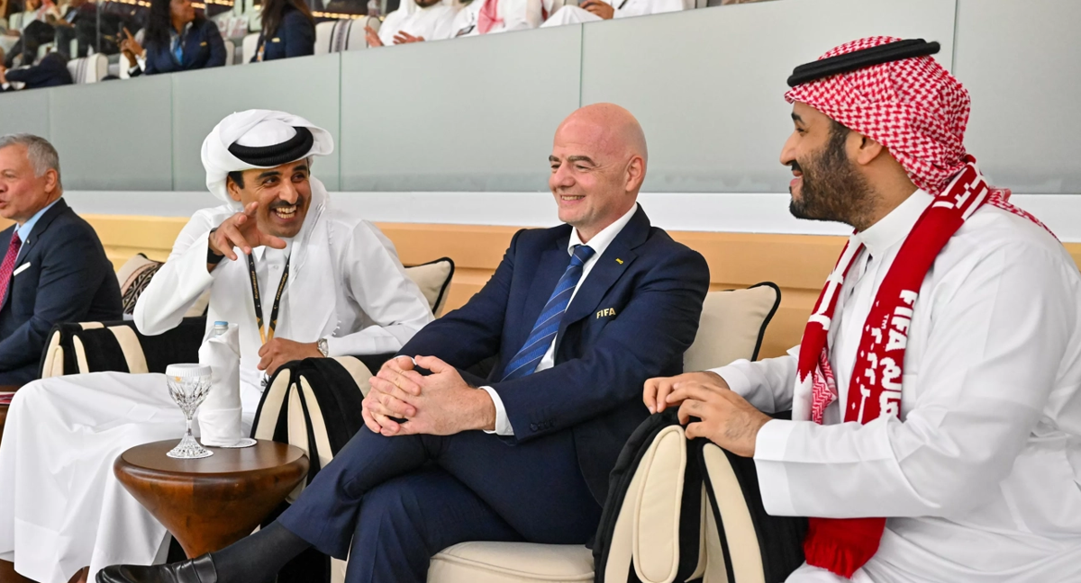 El emir de Catar, Infantino y Bin Salman durante el Catar-Ecuador. /FIFA