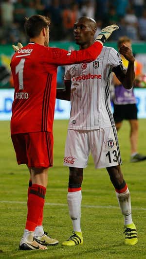 Fabricio y Hutchinson se abrazan después de un triunfo</p><p>.  GETTY