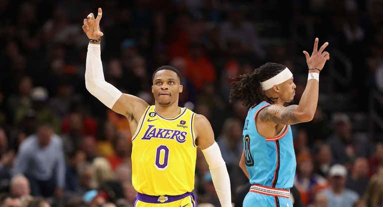Russell Westbrook celebra un triple con los Lakers.
