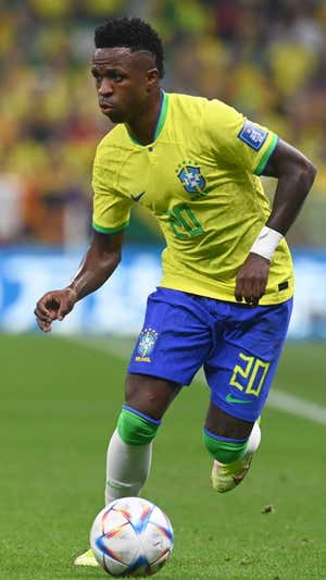Vinicius con el balón ante Serbia. AFP