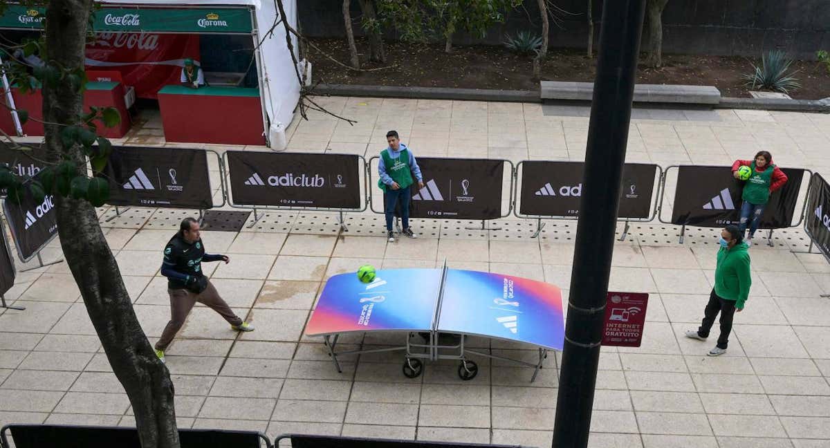 Dos personas practican teqball en la fan zone del Mundial de Catar habilitada en México. /AFP