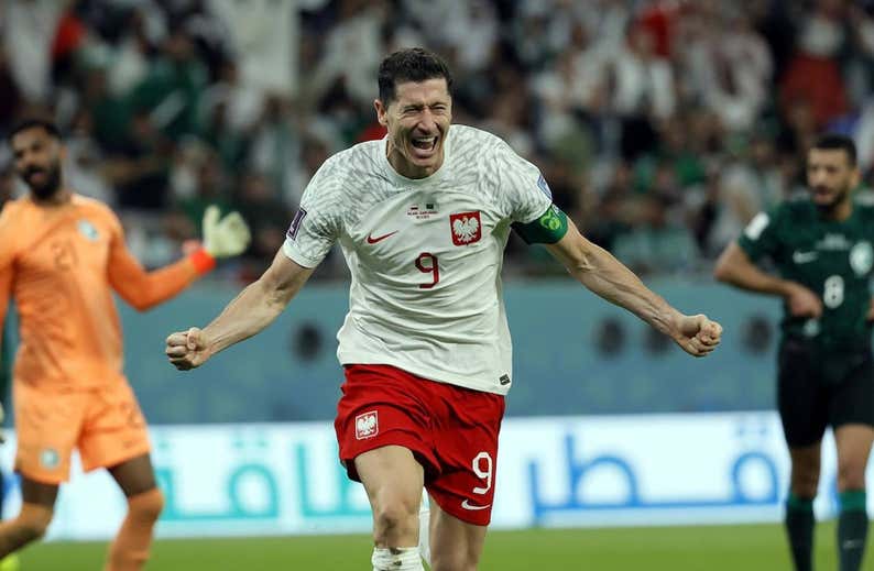 Szczesny y Lewandowski bajan de la nube a Arabia