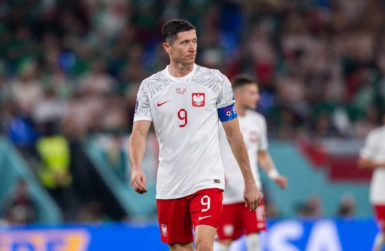 Lewandowski se estrena y llora ante una gran Arabia