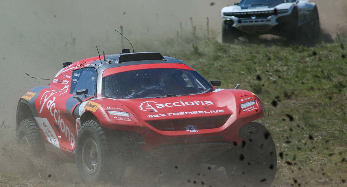 Carlos Sainz y Laia Sanz del Equipo ACCIONA | SAINZ XE participan durante la competición de autos eléctricos Extremeaston Britos. /EFE/ Gaston Britos