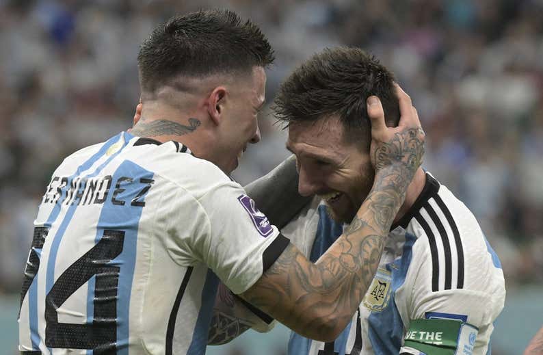 Enzo Fernández, el chico que defendió a Messi en Facebook y ahora festeja con él