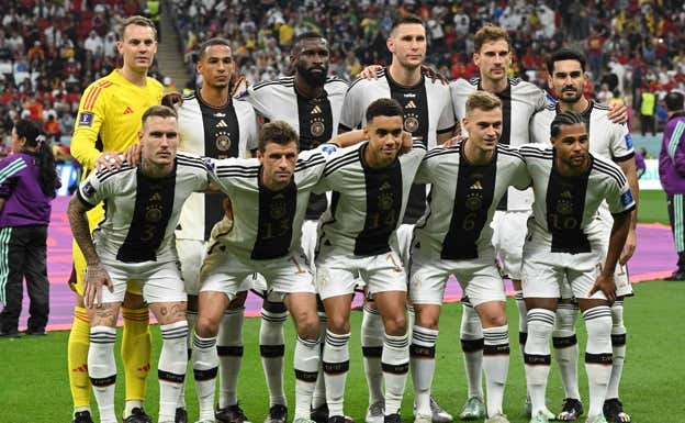 De pie, de izquierda a derecha, Neuer, Kehre, Rudiger, Sülde, Goretzka, Gündogan; agachados, Raum, Müller, Musiala, Kimmich y Gnabry. AFP
