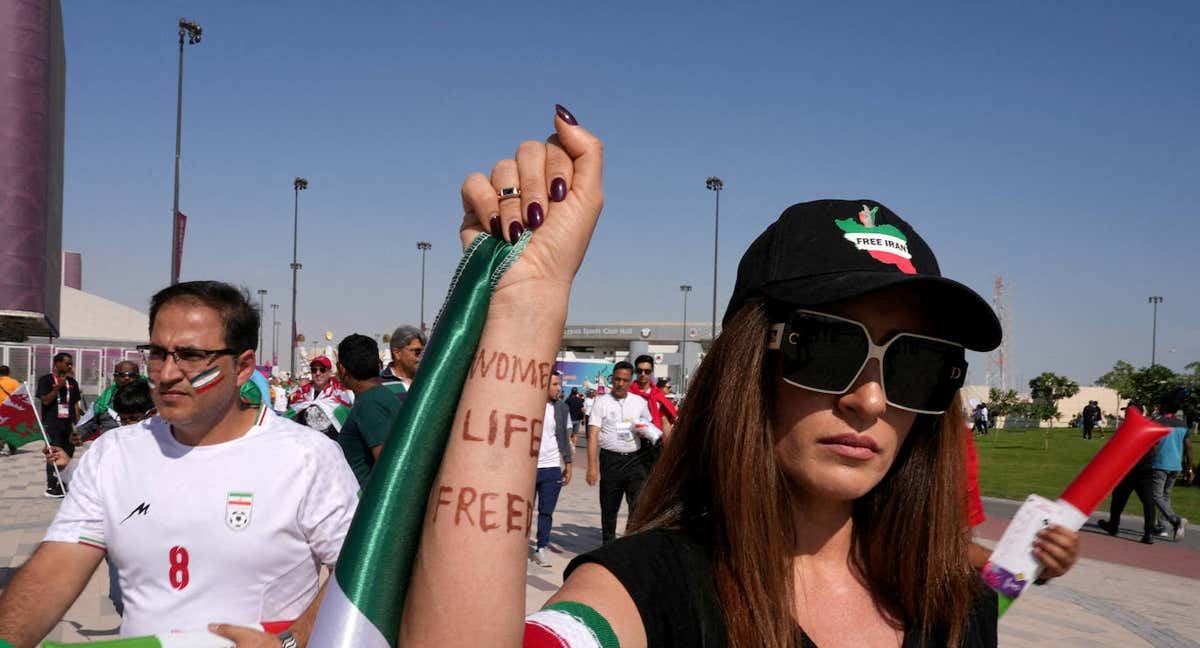 Una aficionada iraní reivindica sus derechos en Catar.