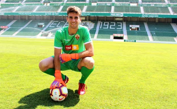 Unai Simón posa en su presentación como jugador del Elche, en 2018. Elche