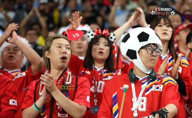 La afición de Corea del Sur sufrió lo indecible en la derrota ante Corea. GETTY