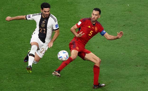 Busquets, en acción junto a Gündogan.  GETTY