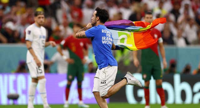 Un espontáneo interrumpe el Portugal-Uruguay con la bandera arcoiris