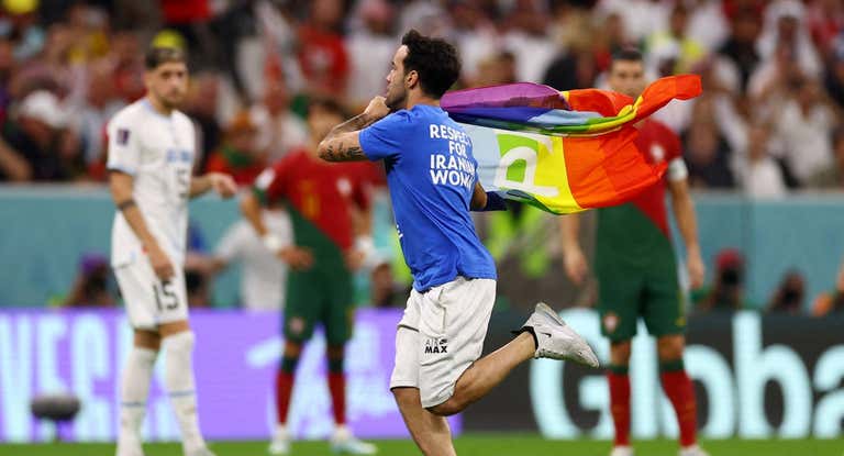 El aficionado espontáneo que saltó al césped con la bandera de la paz en el Portugal-Uruguay.