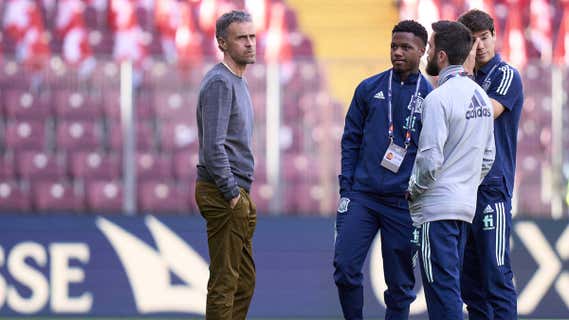 Luis Enrique y Ansu, con el resto del staff de la Selección./GETTY