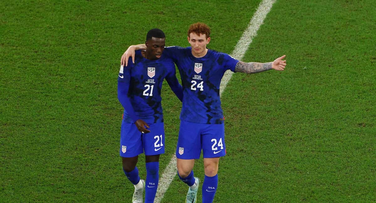 Los jugadores de Estados Unidos celebran el pase de ronda.